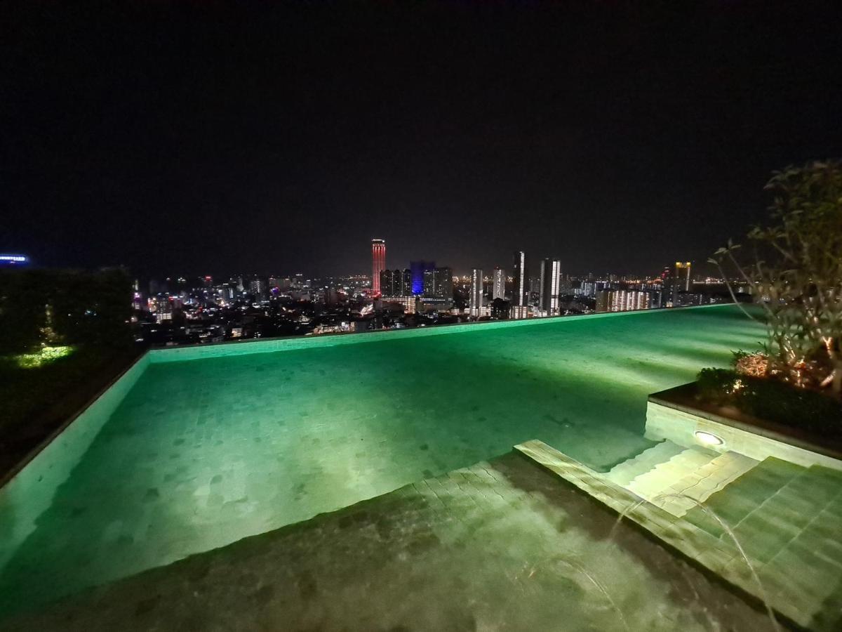 Beacon Executive Suite - Skypool Penang View Джорджтаун Экстерьер фото